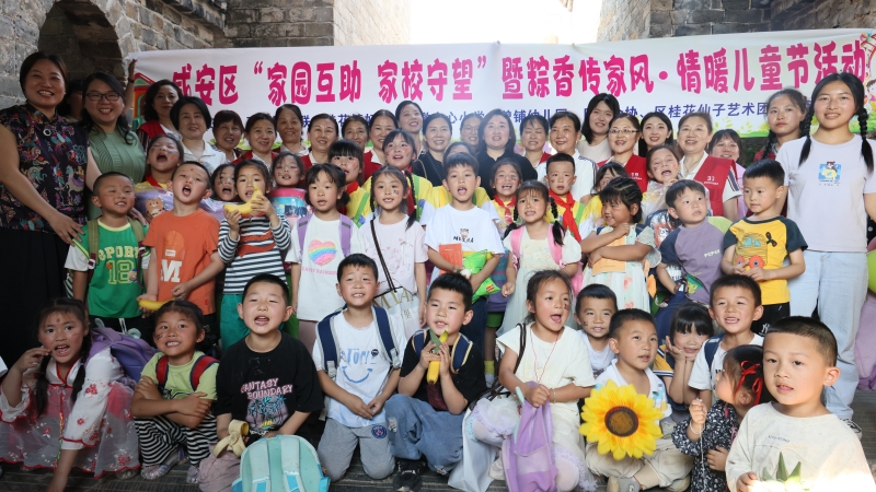45名留守(困境)孩子们参加“六一”活动。