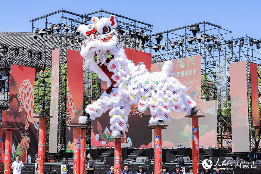 高桩狮队的表演惊险绝伦。实习生 刘瀛摄