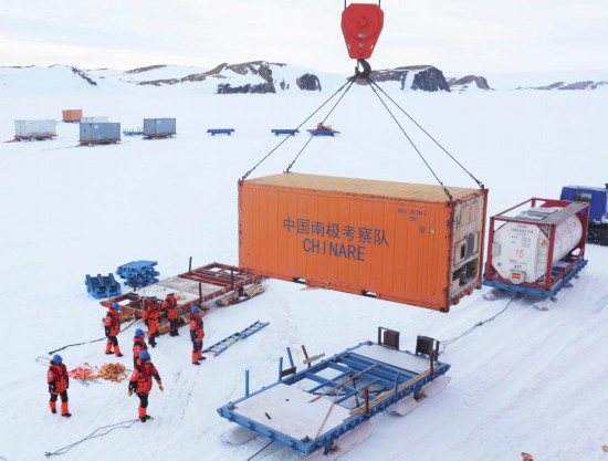 2024年12月9日,“雪龙兄弟”在南极中山站区域卸货。新华社记者 黄韬铭 摄