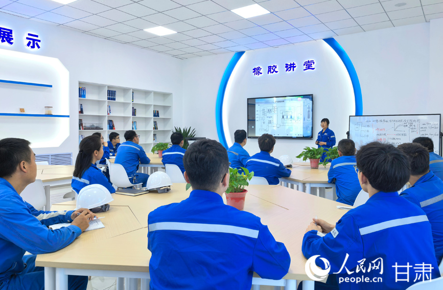6月6日,中国石油兰州石化公司内,年轻员工正在参加专业培训。人民网记者 高翔摄