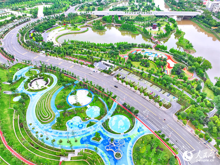 瑞金市象湖镇金瑞湾公园,树木郁郁葱葱,游步道、儿童游乐区、球场设施齐全,吸引许多市民前来健身游玩。人民网 朱海鹏摄