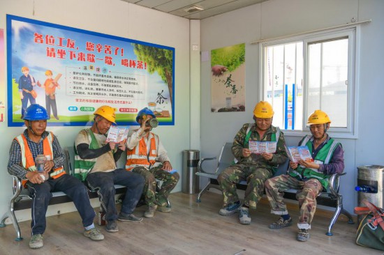 6月11日,中铁十二局工人在河北雄安新区启动区西北片区小学项目建设工地的职工驿站内纳凉。新华社记者 牟宇 摄