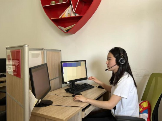 4月25日,上海心理援助热线咨询员正在接听来电。新华社记者 袁全摄
