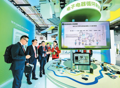 在近日举行的第二十三届中国国际环保展览会上,中国资源循环集团公司工作人员介绍旧手机回收拆解处理技术。罗 伟摄(人民视觉)