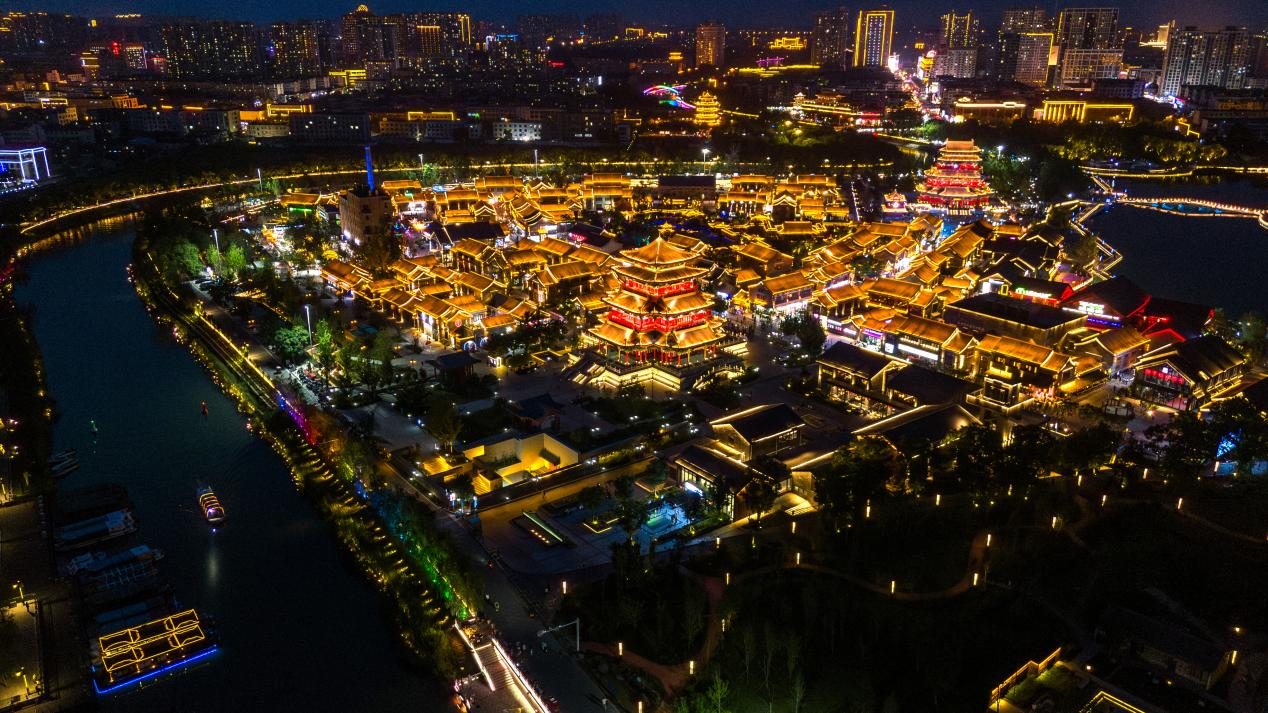 南川老街夜景俯瞰图。苑立伟摄