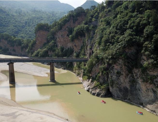 徽县：峡谷漂流 乐享清凉