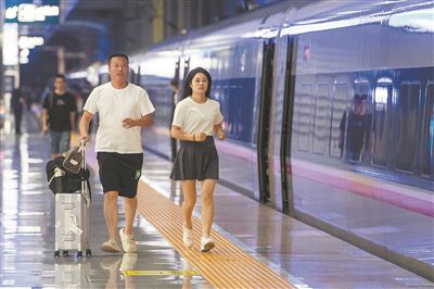 准备搭乘高铁的旅客进站乘车。 新华社记者 唐奕摄