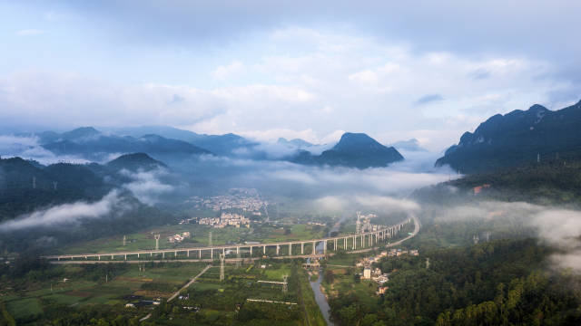 广东清远阳山县,高速公路绕过村庄,清晨云雾缭绕,远看十分壮观。南方+记者 冯国志 摄 广东清远阳山县,高速公路绕过村庄,清晨云雾缭绕,远看十分壮观。南方+记者 冯国志 摄
