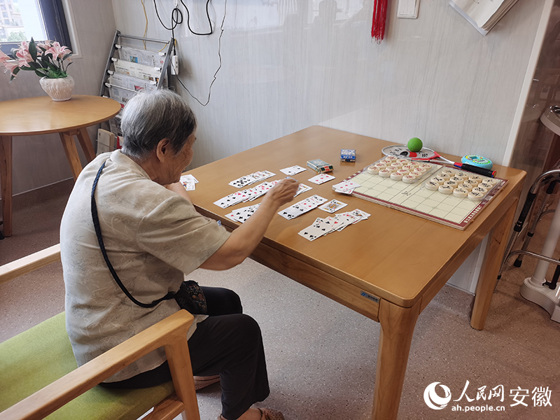 护理院内,老人在进行休闲活动。人民网 胡雨松摄