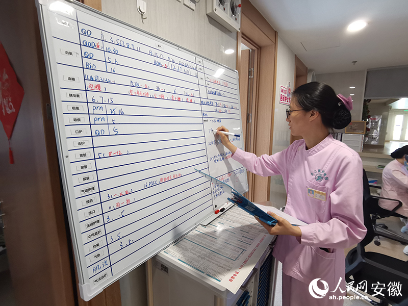 护理院医护人员对病人情况进行记录。人民网 胡雨松摄