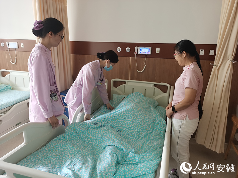 护理院医护人员查房。人民网 胡雨松摄