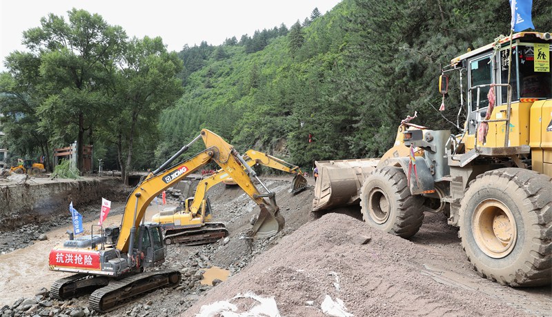 记者直击甘肃榆中县山洪灾害 省道104线正在全力抢修