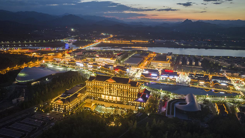 俯瞰夜色下的迎驾春风街。霍山县委宣传部供图
