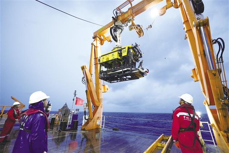 我国自主研制的6000米级深海无人遥控潜水器“海琴”号在南海成功海试