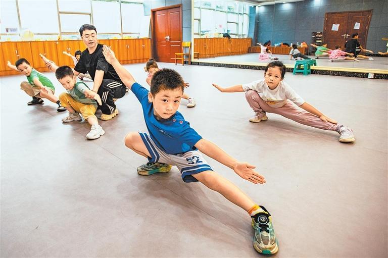 学校发力 家庭接力 社会合力