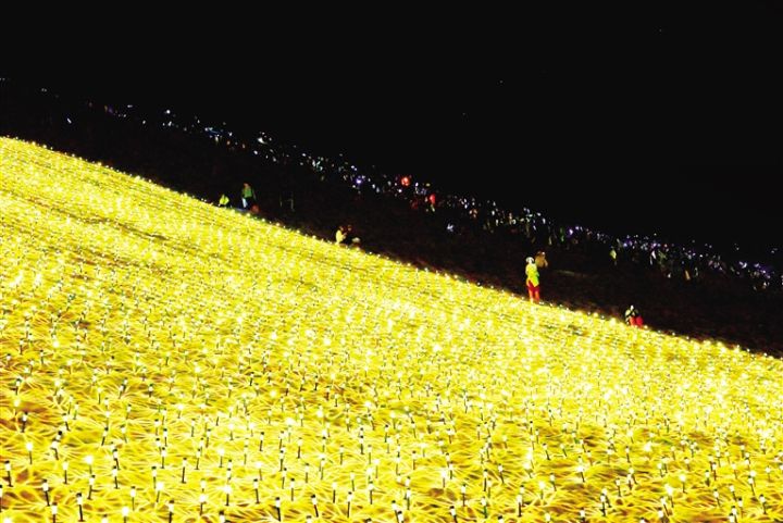 敦煌：近4万盏太阳能灯点亮鸣沙山