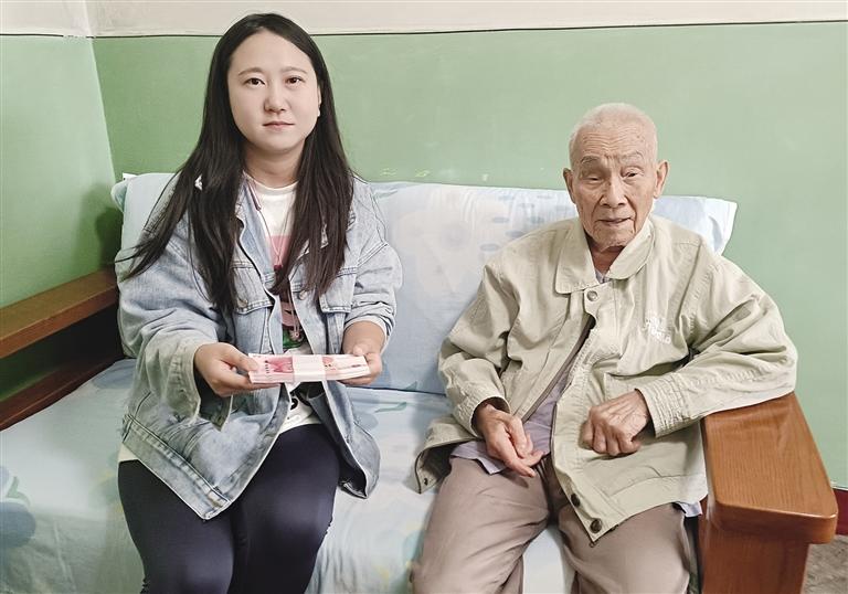九旬党员资助两名学子圆梦