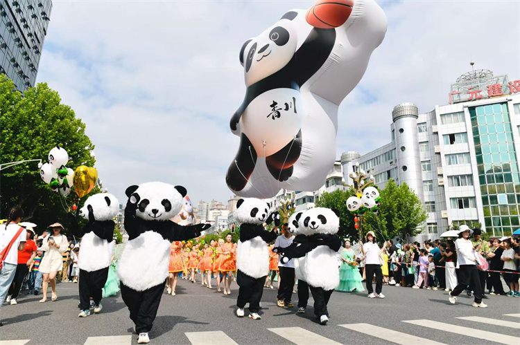 青川方阵巡游。高寒供图