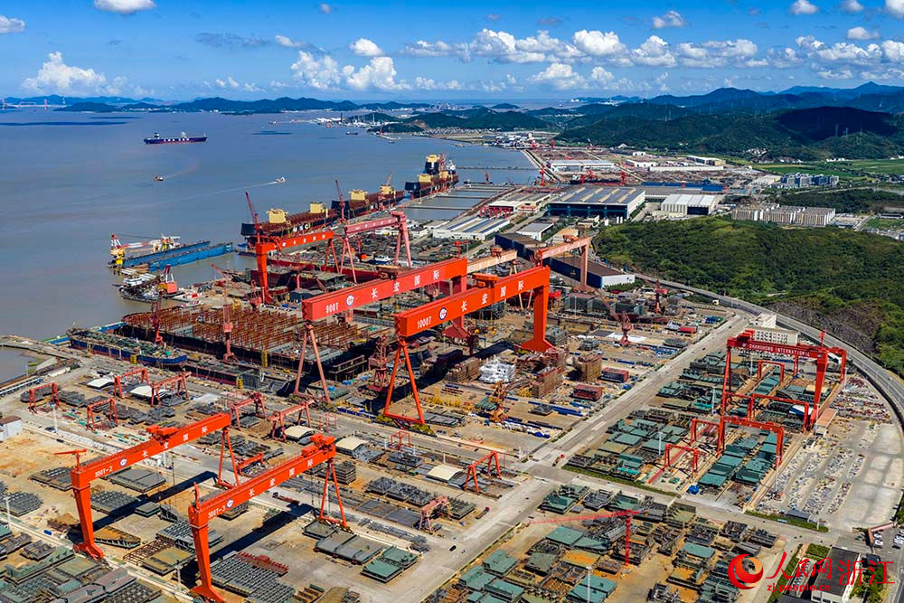 空中俯瞰浙江省舟山市定海工业园区的长宏国际船舶修造有限公司。人民网 章勇涛摄