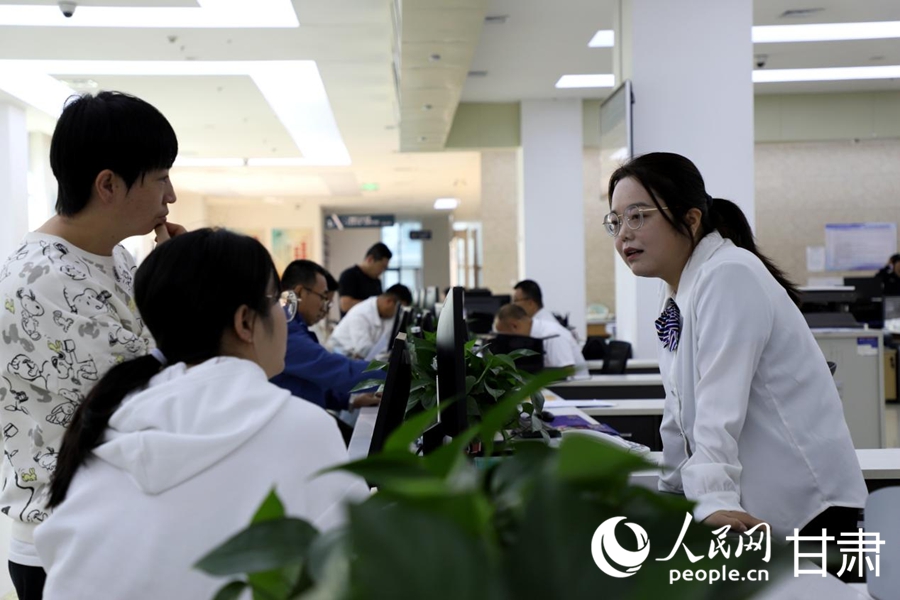 群众在兰州新区政务服务大厅内咨询办理相关业务。人民网记者 高翔摄