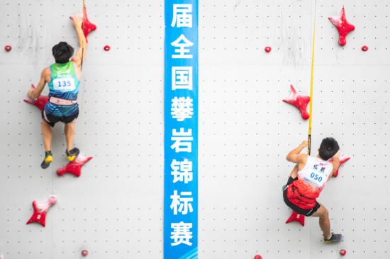 9月6日,上海队选手赵一程(左)和湖南队选手伍鹏在决赛中。新华社记者 黄伟 摄