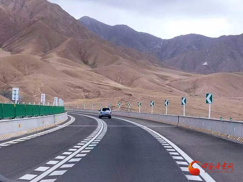 明起 G3011柳格高速公路当金山隧道施工改造 隧道内半幅通行