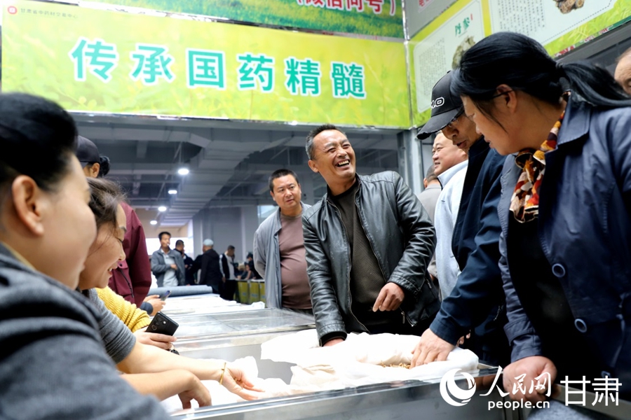 客商正在首阳中药材交易市场挑选优质中药材。人民网记者 高翔摄