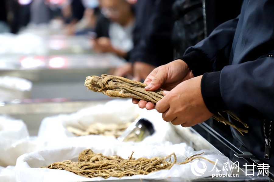 首阳镇中药材交易市场内的优质中药材备受广大客商青睐。人民网记者 高翔摄