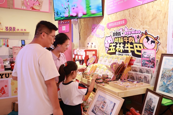 “阿玉手信”吸引市民游客纷纷选购