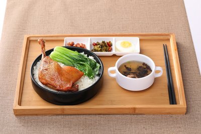 上海一餐厅饭菜中发现有“活蛆”