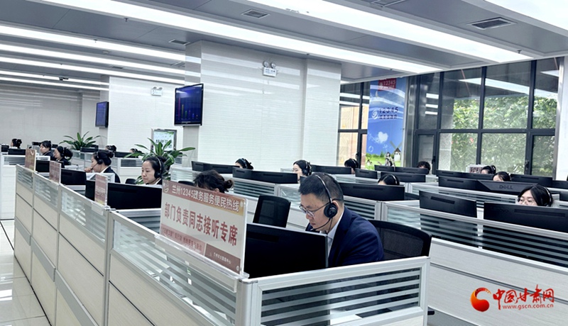 兰州市劳动保障维权服务中心相关负责同志接听兰州12345热线电话