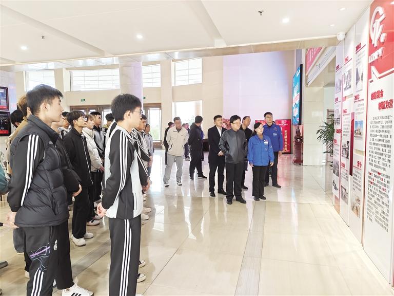 团市委开展青年学子入企探岗活动