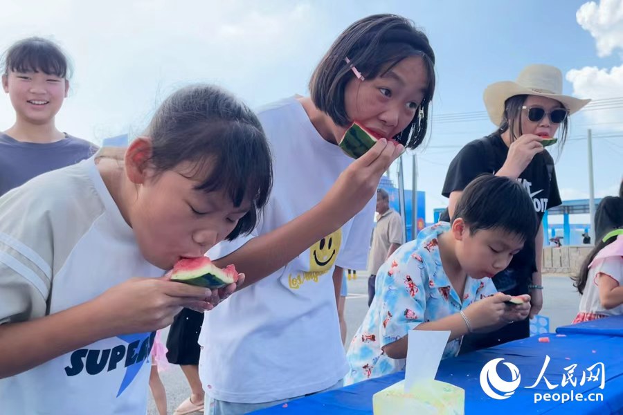 小朋友们参加“吃瓜挑战赛”。人民网记者 林盈摄