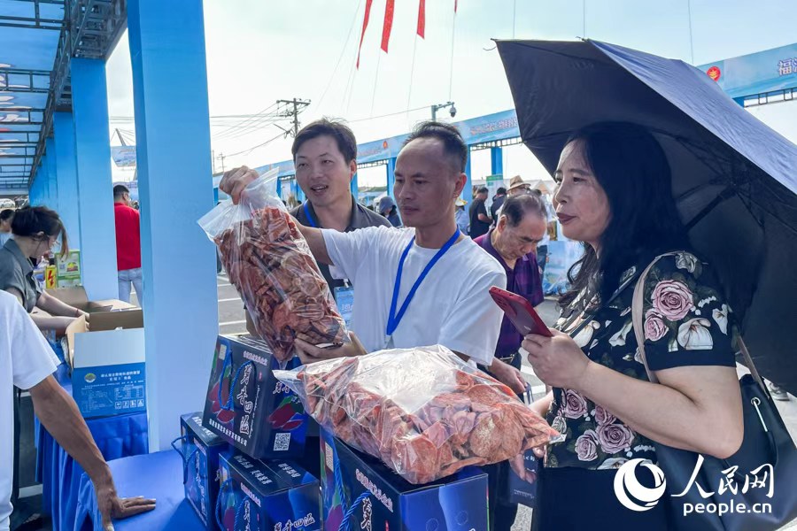 游客挑选当地特色农产品。人民网记者 林盈摄