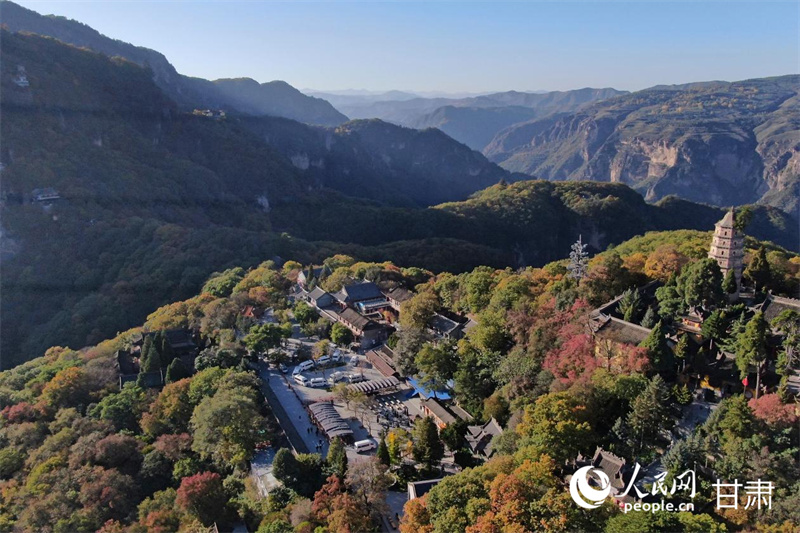 秋日崆峒,层林尽染,织就一山绚烂。人民网记者 米媛摄 秋日崆峒,层林尽染,织就一山绚烂。人民网记者 米媛摄