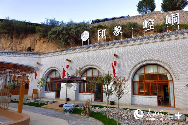 平凉市西沟村依托陇东特色窑洞,打造出融合古朴与时尚的高端民宿田园综合体。人民网记者 焦隆摄 平凉市西沟村依托陇东特色窑洞,打造出融合古朴与时尚的高端民宿田园综合体。人民网记者 焦隆摄
