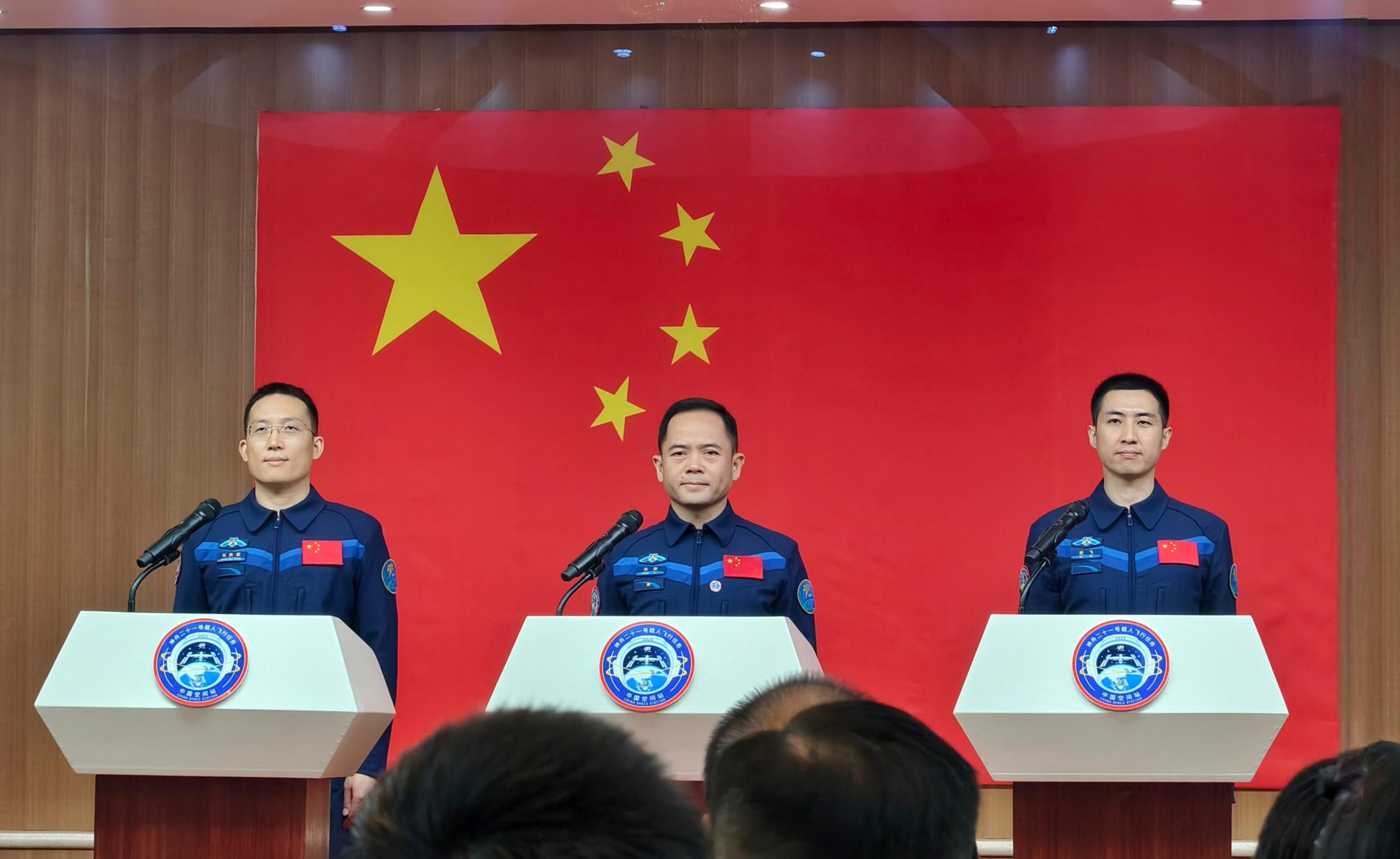 神舟二十一号航天员乘组在酒泉卫星发射中心问天阁与中外媒体记者集体见面。人民网记者 米媛摄