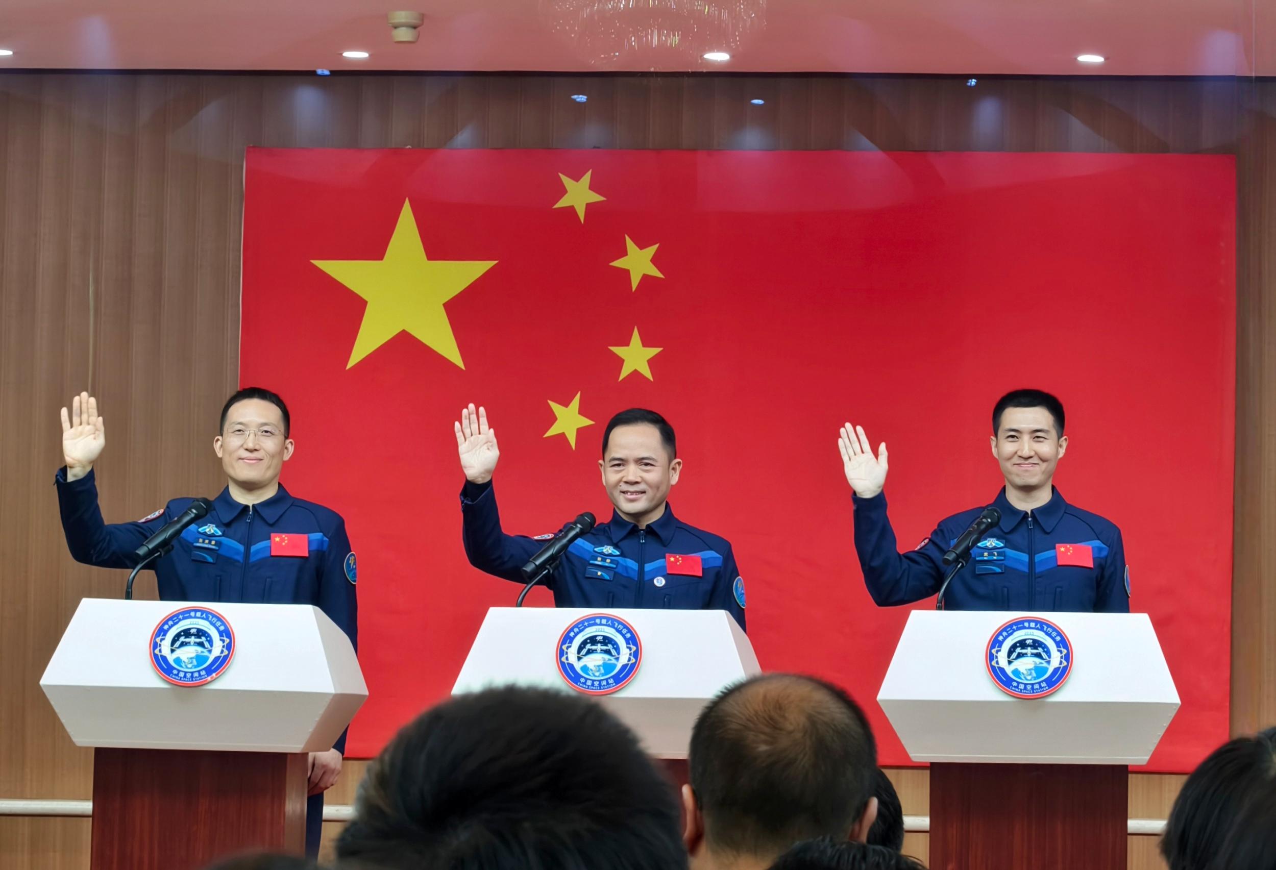 神舟二十一号航天员乘组在酒泉卫星发射中心问天阁与中外媒体记者集体见面。人民网记者 米媛摄