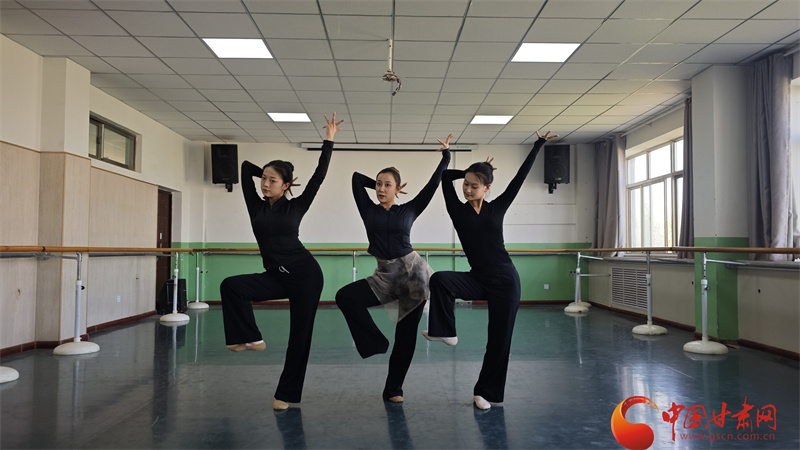 舞从敦煌来 袖拂千年色