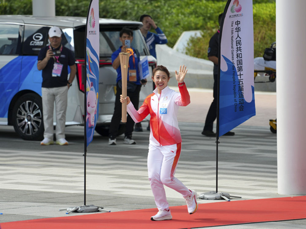 火炬手佘缮妡在火炬传递中。新华社记者 朱炜 摄