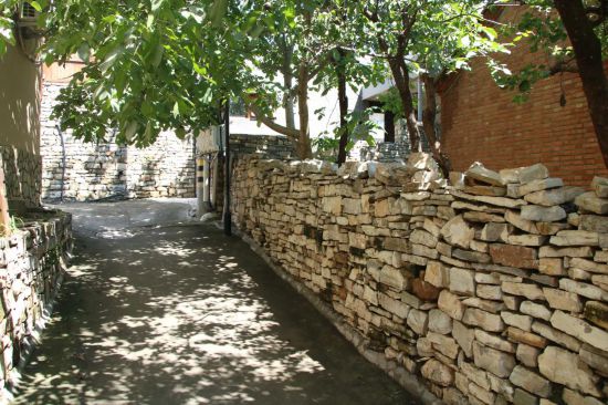 西井峪村的石头墙。新华社记者曾晋摄