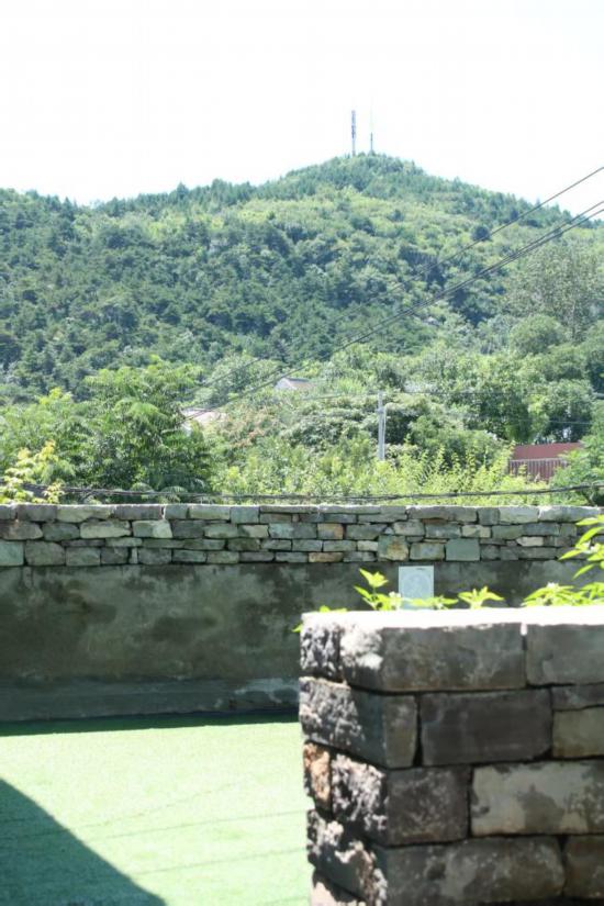 西井峪村南面的府君山。新华社记者曾晋摄