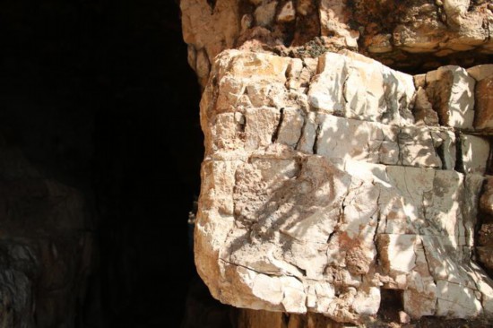 西井峪村“穿云洞”边的石崖。新华社记者曾晋摄