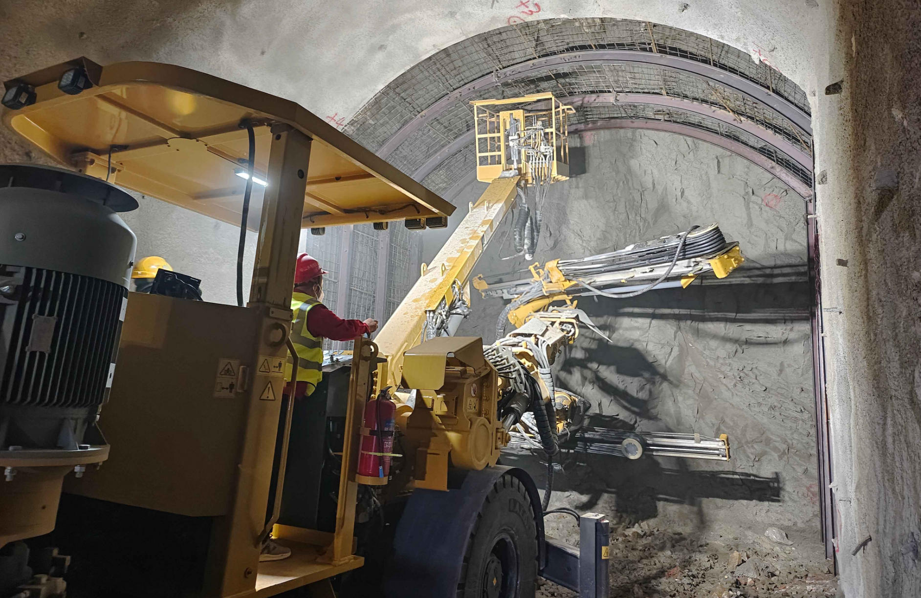 青海哇让抽水蓄能电站施工人员正在对通安洞进行支护施工。魁占良摄