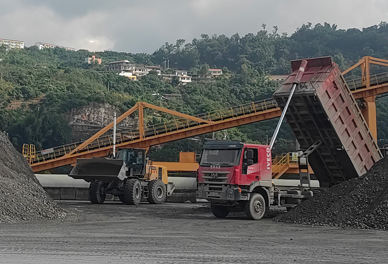 水富港中嘴作业区---货车、-装载机正在进行磷矿装船作业
