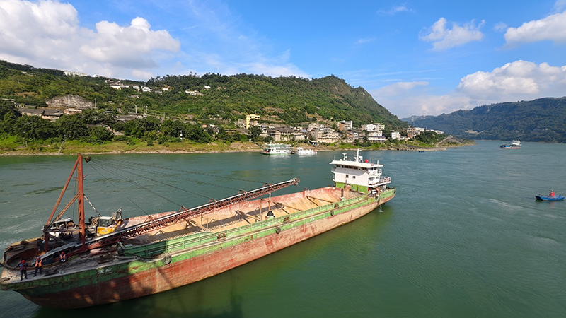 运输磷矿的货轮驶进水富港。