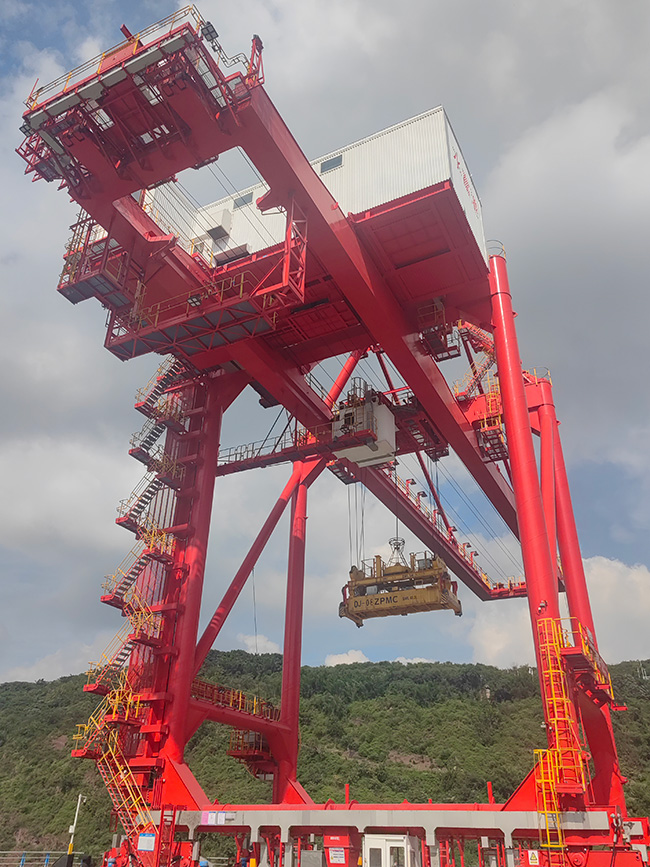 水富港中心作业区码头--集装箱岸桥正在吊装集装箱