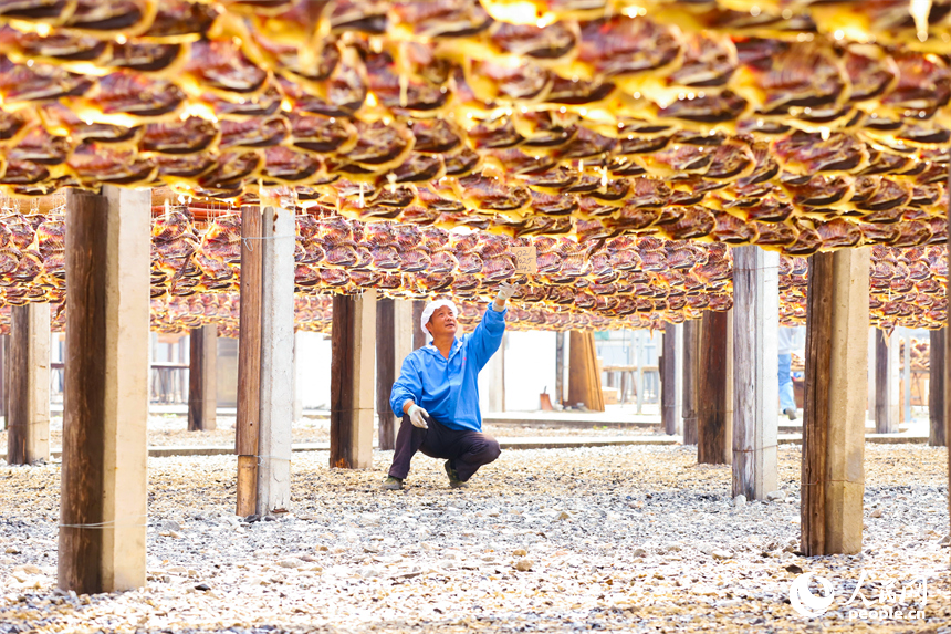 赣州市大余县南安镇的一处南安板鸭生产基地,工人正在晾晒板鸭。人民网 朱海鹏摄