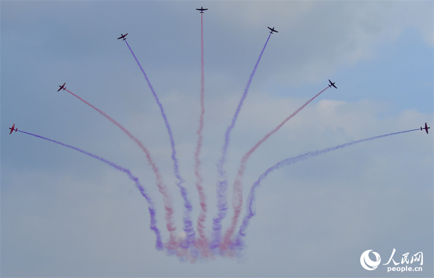 空军航空大学“天之翼”飞行表演队在瑶湖机场上空表演。人民网记者 时雨摄