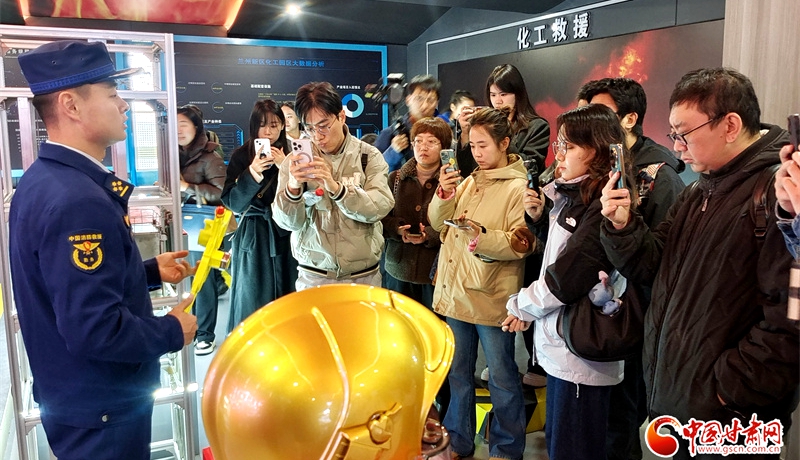 走进消防站 记者体验“守护橙”的忠诚与担当